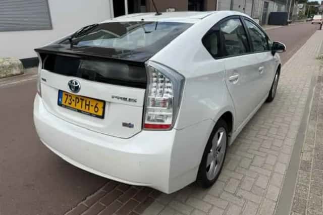 Toyota Prius (2011) thumbnail 6