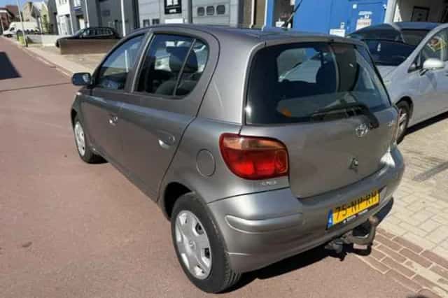 Toyota Yaris (2004) thumbnail 3