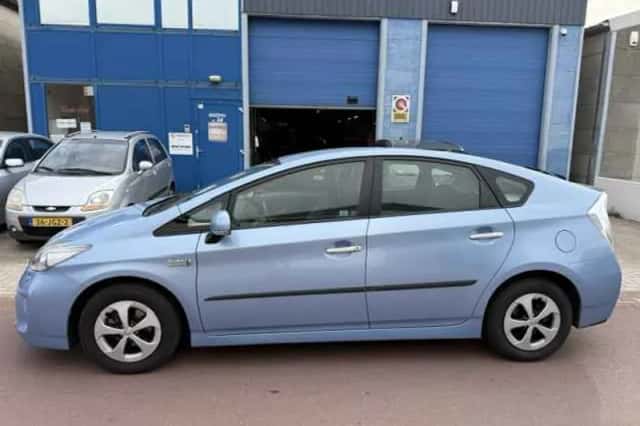 Toyota Prius (2013) thumbnail 2