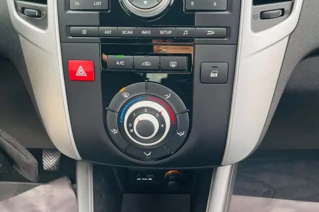 Kia Venga (2010) thumbnail 4