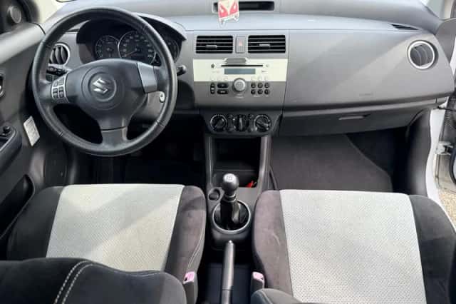 Suzuki Swift (2009) thumbnail 2