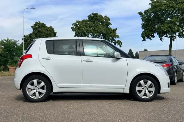 Suzuki Swift (2009) thumbnail 5