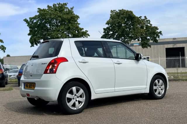 Suzuki Swift (2009) thumbnail 6