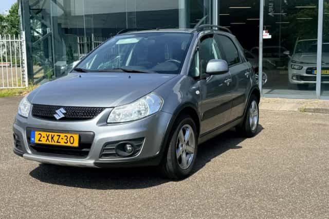 Suzuki SX4 (2011) thumbnail 2
