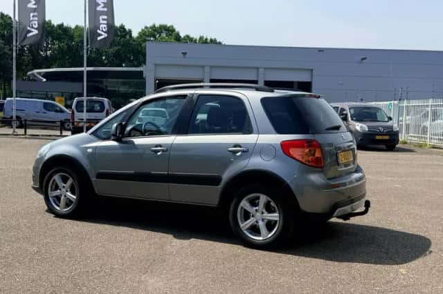 Suzuki SX4 (2011) thumbnail 4
