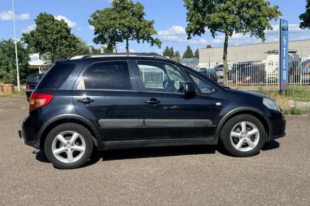 Suzuki SX4 (2008) thumbnail 3