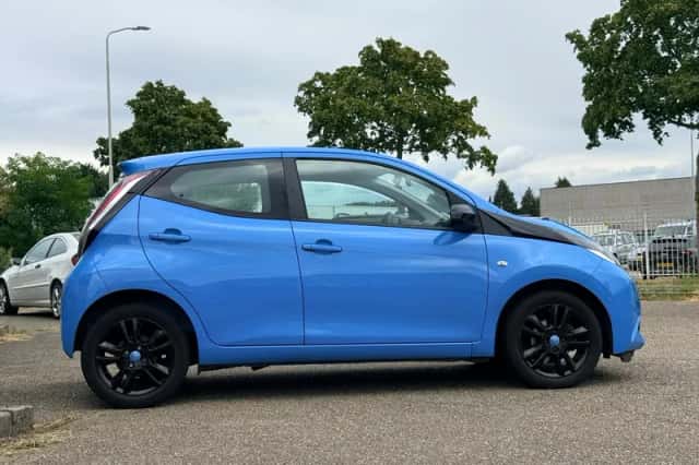 Toyota Aygo (2015) thumbnail 2