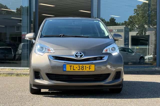 Toyota Verso-S (2014) thumbnail 2