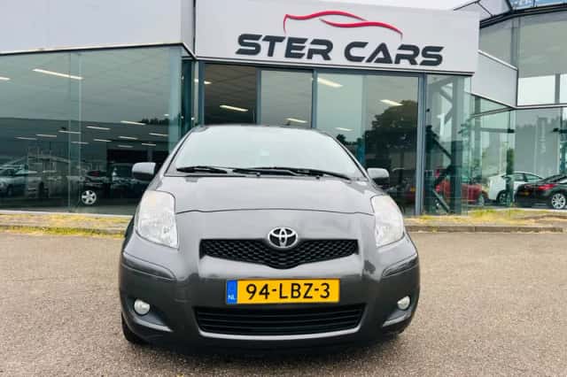 Toyota Yaris (2010) thumbnail 2