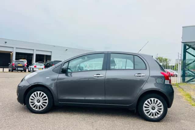 Toyota Yaris (2010) thumbnail 5