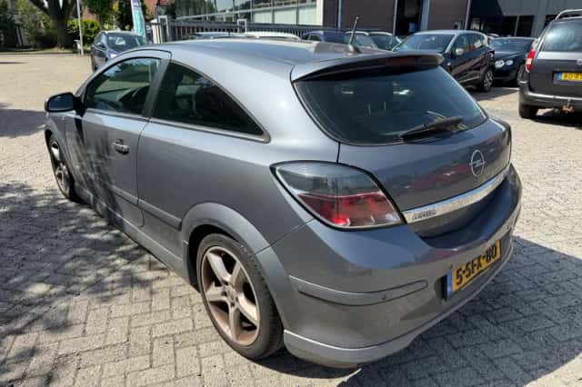 Opel Astra GTC (2006) thumbnail 4