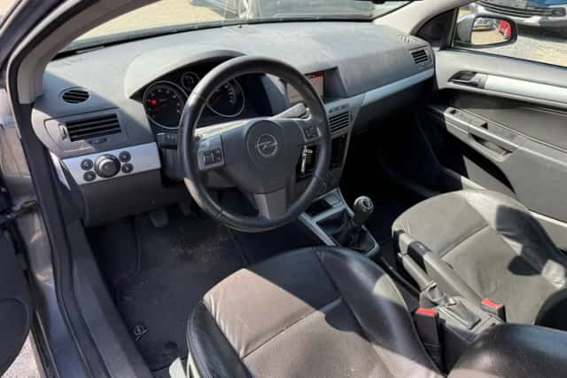 Opel Astra GTC (2006) thumbnail 5