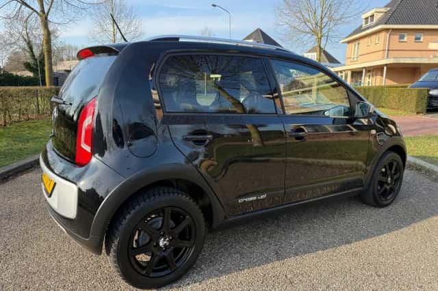 Volkswagen Up! (2015) thumbnail 3