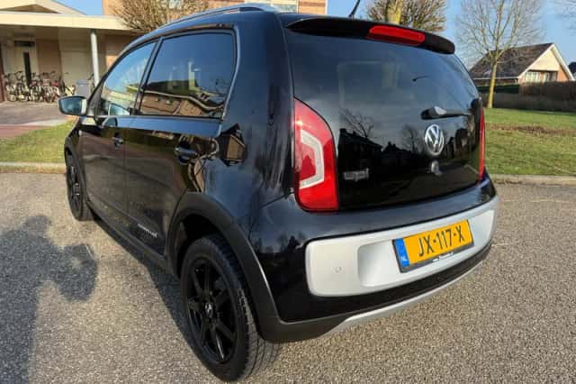 Volkswagen Up! (2015) thumbnail 4