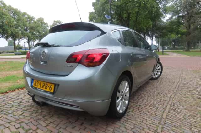 Opel Astra (2010) thumbnail 3