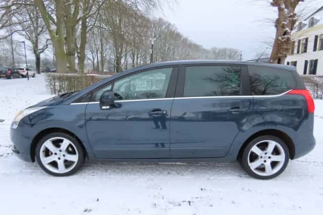 Peugeot 5008 (2012) thumbnail 4