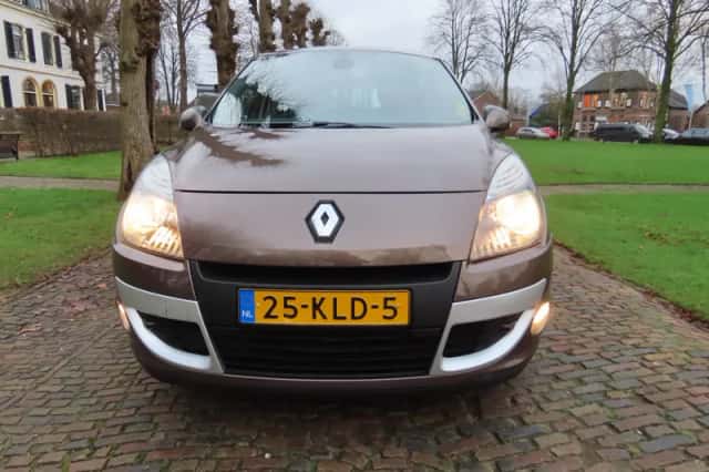 Renault Scénic (2010) thumbnail 3