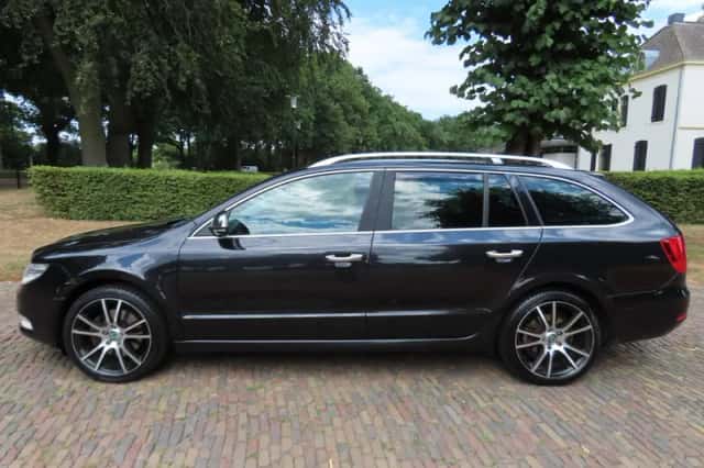 Škoda Superb (2011) thumbnail 3