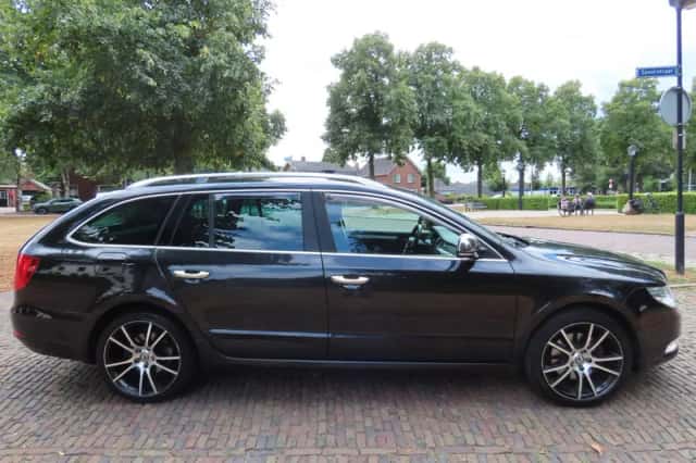 Škoda Superb (2011) thumbnail 4