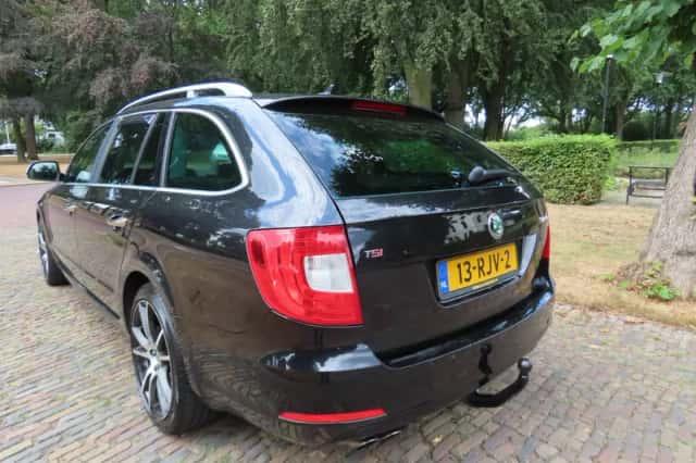 Škoda Superb (2011) thumbnail 5