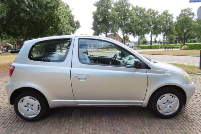 Toyota Yaris (2002) thumbnail 4