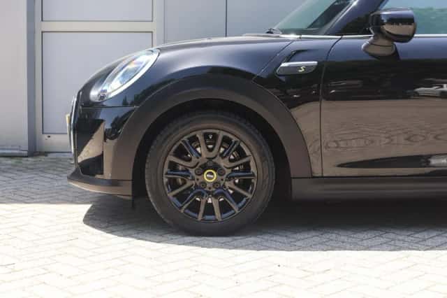 MINI Electric (2022) thumbnail 4