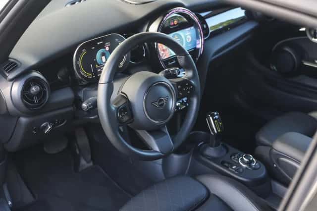 MINI Electric (2022) thumbnail 3