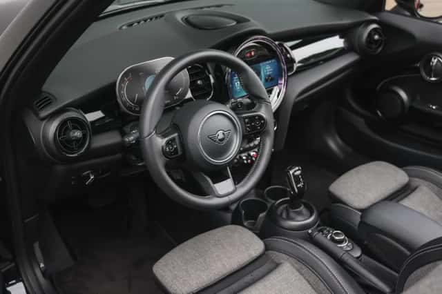 MINI Cabrio (2023) thumbnail 3