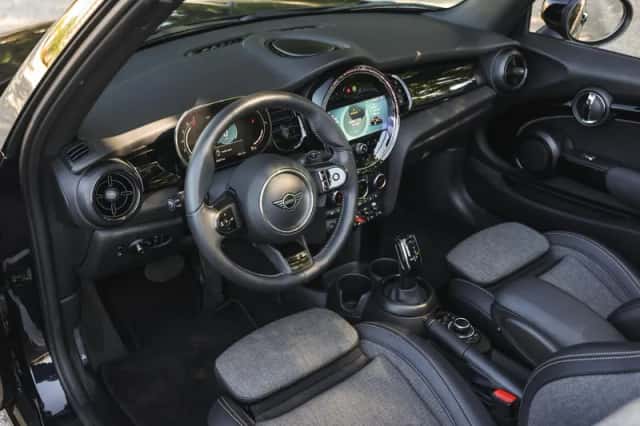 MINI Cabrio (2023) thumbnail 3