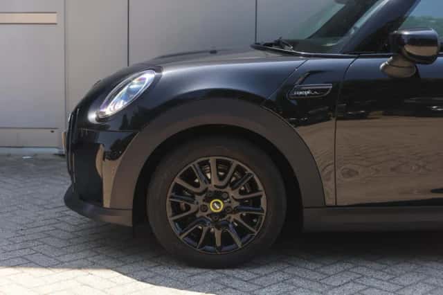 MINI Electric (2023) thumbnail 4