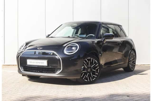 MINI Hatchback (2024) thumbnail 1
