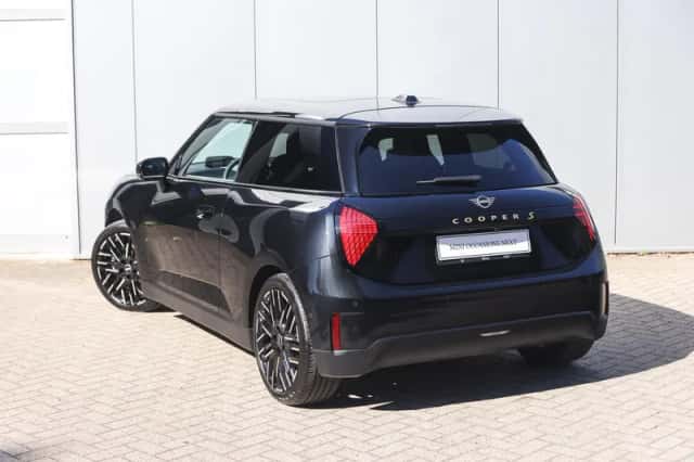 MINI Hatchback (2024) thumbnail 2