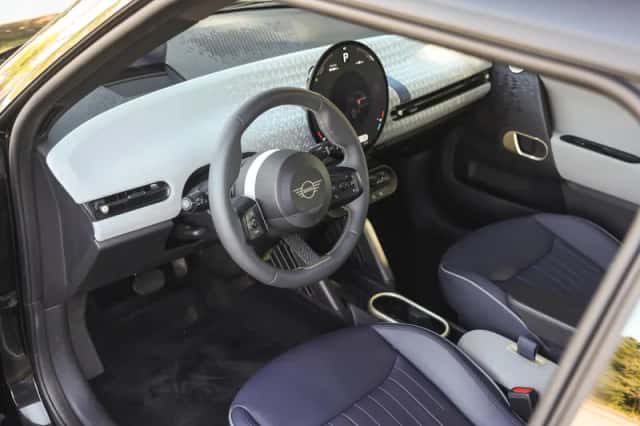 MINI Hatchback (2024) thumbnail 3