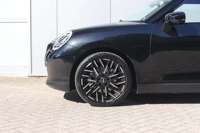 MINI Hatchback (2024) thumbnail 4