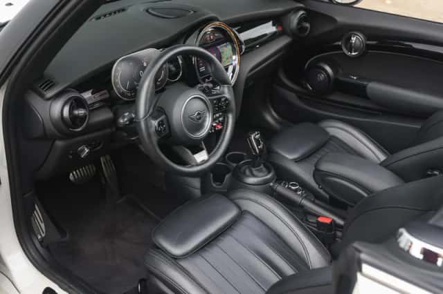 MINI Cabrio (2023) thumbnail 3
