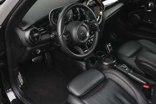 MINI Cooper (2024) thumbnail 3
