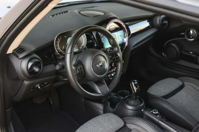 MINI Hatchback (2023) thumbnail 3