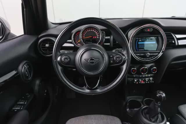 MINI Hatchback (2019) thumbnail 3