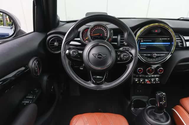 MINI Hatchback (2019) thumbnail 3