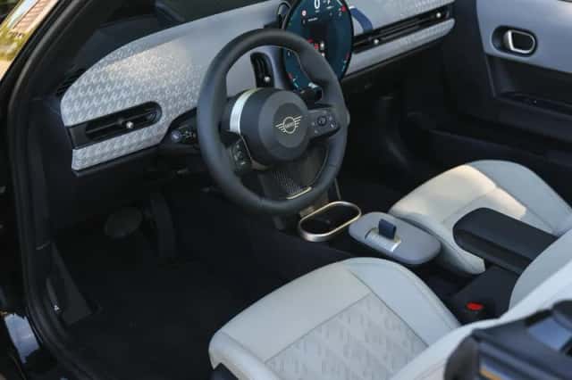 MINI Cabrio (2026) thumbnail 3