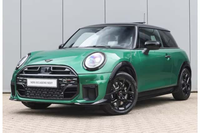 MINI Hatchback (2024) thumbnail 1