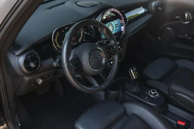 MINI Electric (2023) thumbnail 2