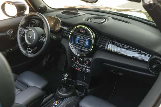 MINI Cabrio (2021) thumbnail 3