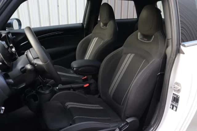 MINI Hatchback (2023) thumbnail 4