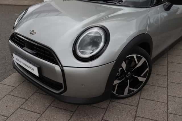 MINI Cabrio (2025) thumbnail 2