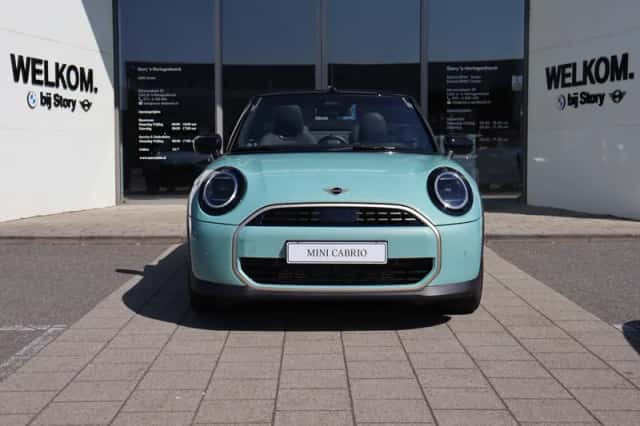 MINI Cabrio (2026) thumbnail 2