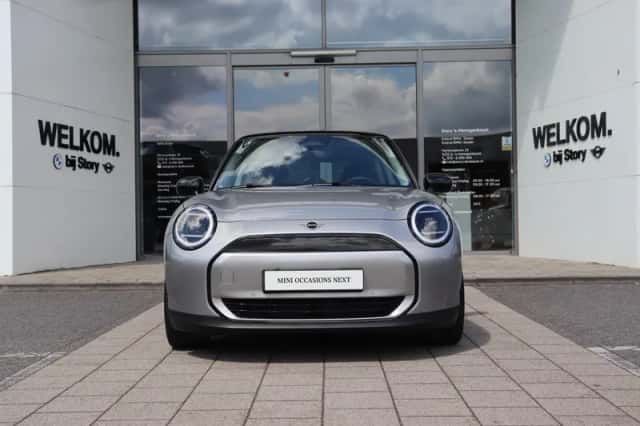 MINI Hatchback (2024) thumbnail 3