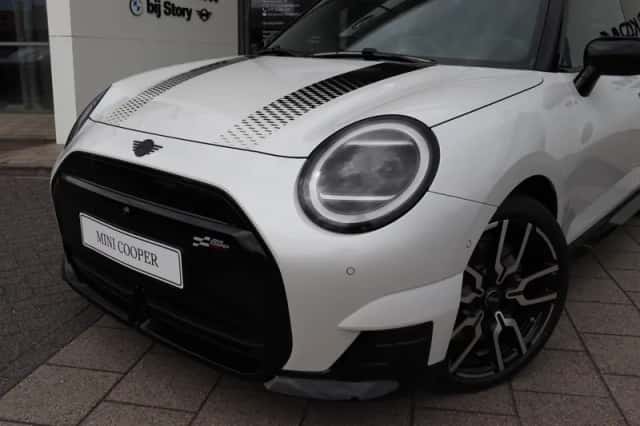 MINI Hatchback (2026) thumbnail 3