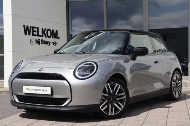 MINI Hatchback (2024) thumbnail 1