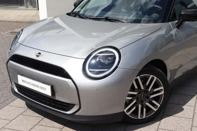 MINI Hatchback (2024) thumbnail 2